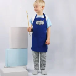 Blaue Werkenschürze für Kinder mit Handwerkermotiv und Namensaufdruck