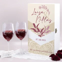 Boho-Vintage Geschenkset zur Hochzeit mit zwei gravierten Weingläsern und Präsentbox