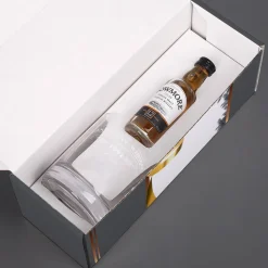 Bowmore Mini Flasche mit graviertem Whiskyglas im Inlay mit bedruckter Pappbox als Weihnachtsidee