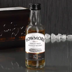Bowmore Mini Flasche mit graviertem Whiskyglas im Inlay mit bedruckter Pappbox als Weihnachtsidee