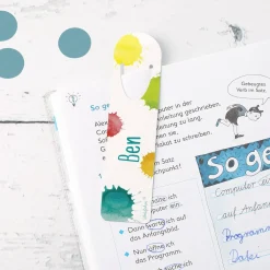 Bunt bedrucktes Lesezeichen mit Farbklecksen und Namensaufdruck