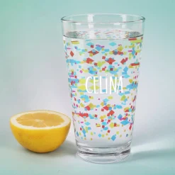Bunt bedrucktes Trinkglas mit Name