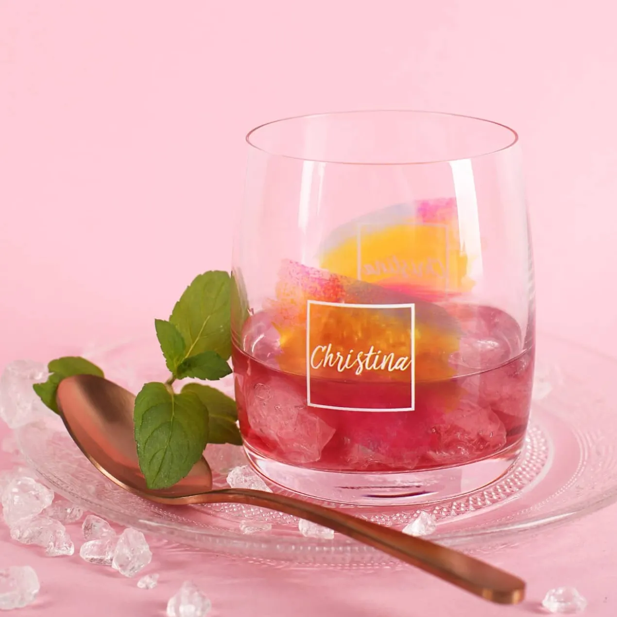 Bunt bedrucktes Wasserglas mit Namensaufdruck