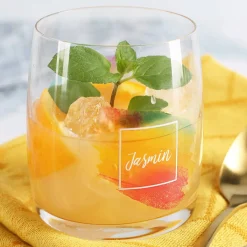 Bunt bedrucktes Wasserglas mit Namensaufdruck