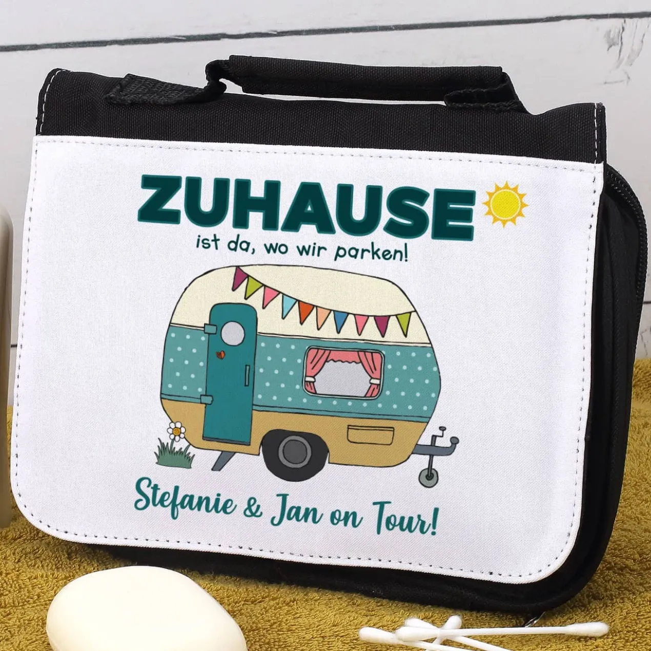 Camping-Waschtasche mit Wohnwagen und Wunschtext
