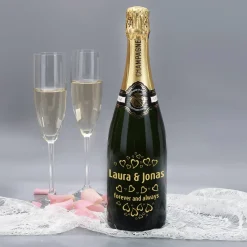 Champagner zur Hochzeit graviert mit Herzen, Namen & Datum
