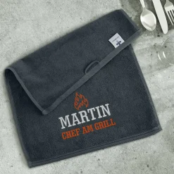 Chef am Grill - besticktes Handtuch mit Name 30x50cm