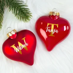 Christbaumkugel in Herzform personalisiert mit goldener Initiale und Name | Matt oder glänzend Rot
