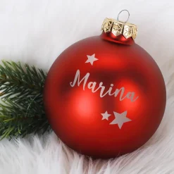 Christbaumkugel in verschiedenen Farben mit Namensgravur und Sternen