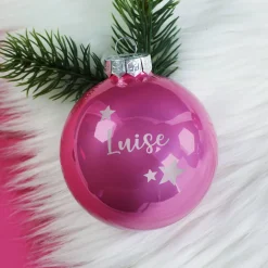 Christbaumkugel in verschiedenen Farben mit Namensgravur und Sternen