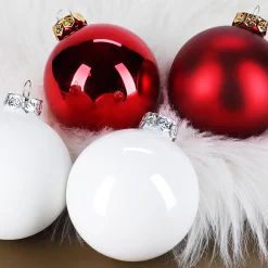 Christbaumkugel in verschiedenen Farben mit Namensgravur und Sternen