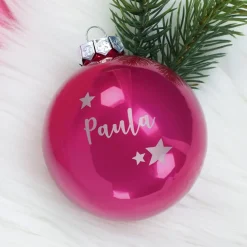 Christbaumkugel in verschiedenen Farben mit Namensgravur und Sternen