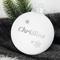 Christbaumkugel mit Namensgravur und Schneeflockenmotiv in Rot oder Weiß