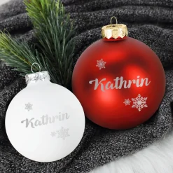 Christbaumkugel mit Namensgravur und Schneeflockenmotiv in Rot oder Weiß