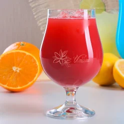 Cocktailglas mit Name und tropischen Blüten