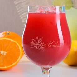 Cocktailglas mit Name und tropischen Blüten