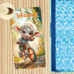 Cooles Handtuch mit verschiedenen Tieren bei Sommeraktivitäten und Name bedruckt