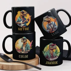 Coole Tasse in schwarz mit Crazy-Dinos und Ihrem Wunschnamen bedruckt