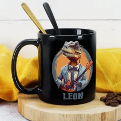 Coole Tasse in schwarz mit Crazy-Dinos und Ihrem Wunschnamen bedruckt