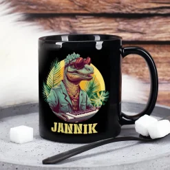 Coole Tasse in schwarz mit Crazy-Dinos und Ihrem Wunschnamen bedruckt