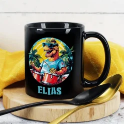 Coole Tasse in schwarz mit Crazy-Dinos und Ihrem Wunschnamen bedruckt