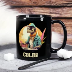 Coole Tasse in schwarz mit Crazy-Dinos und Ihrem Wunschnamen bedruckt