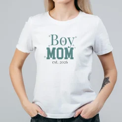 Damen T-Shirt 'Boy Mom' personalisiert mit Jahreszahl in Weiß | Geschenk für Mama, Muttertag & Geburt