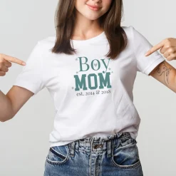Damen T-Shirt 'Boy Mom' personalisiert mit Jahreszahl in Weiß | Geschenk für Mama, Muttertag & Geburt