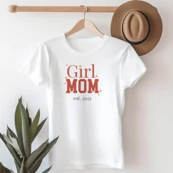 Damen T-Shirt 'Girl Mom' personalisiert mit Jahreszahl in Weiß | Geschenk zur Geburt & Muttertag