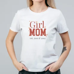 Damen T-Shirt 'Girl Mom' personalisiert mit Jahreszahl in Weiß | Geschenk zur Geburt & Muttertag
