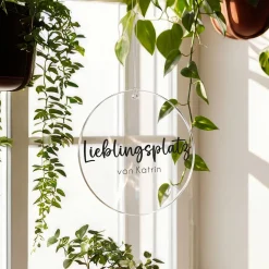 Deko Acryl Anhänger 'Lieblingsplatz' personalisierbar mit Wunschtext | Dekoration für zu Hause