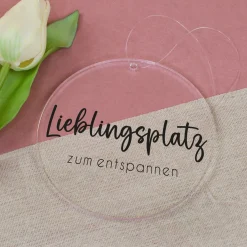 Deko Acryl Anhänger 'Lieblingsplatz' personalisierbar mit Wunschtext | Dekoration für zu Hause