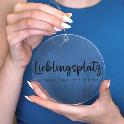 Deko Acryl Anhänger 'Lieblingsplatz' personalisierbar mit Wunschtext | Dekoration für zu Hause
