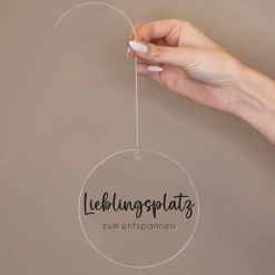 Deko Acryl Anhänger 'Lieblingsplatz' personalisierbar mit Wunschtext | Dekoration für zu Hause