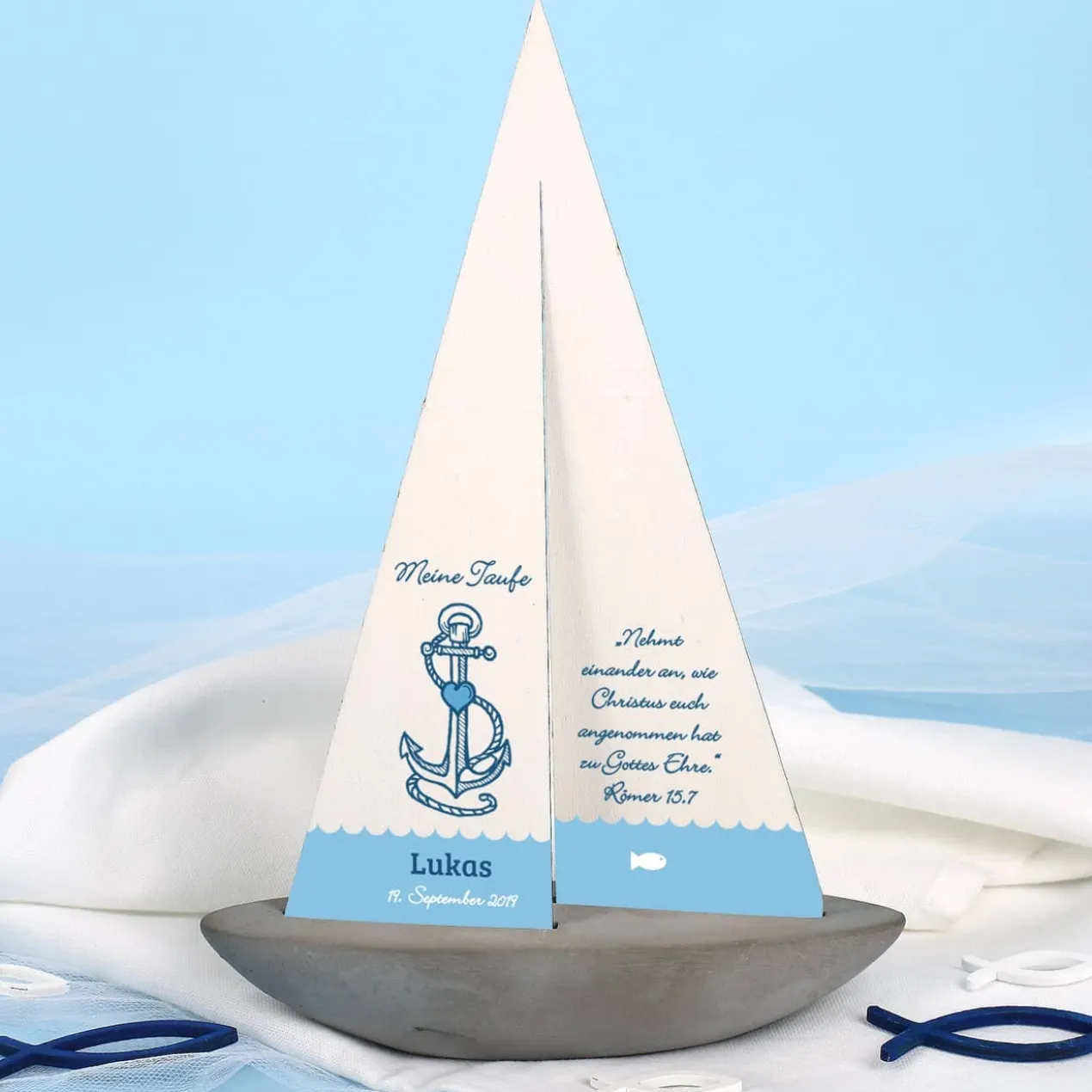 Deko Schiff mit bedrucktem Segel zur Taufe mit maritimen Motiv aus Anker und Herz