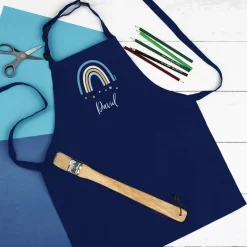 Dunkelblaue Kinderschürze mit Regenbogenmotiv und Name