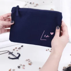 Dunkelblaue Kosmetiktasche mit Name und Herz