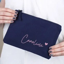 Dunkelblaue Kosmetiktasche mit Name und Herz