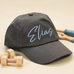 Dunkelgraues Basecap für Kinder mit Name bestickt