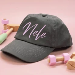 Dunkelgraues Basecap für Kinder mit Name bestickt