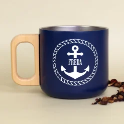 Edelstahl Tasse mit Anker & Name personalisiert | Maritimer Becher mit Holzgriff in Marine Blau 400ml