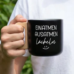 Edelstahl Tasse mit Holzgriff 'Einatmen Ausatmen Lächeln' | Doppelwandiger Becher als witziges Geschenk