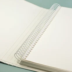 Edles Gästebuch zur Hochzeit mit glänzender Prägung personalisiert mit Namen und Datum in Cremeweiß