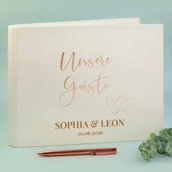 Edles Gästebuch zur Hochzeit mit glänzender Prägung personalisiert mit Namen und Datum in Cremeweiß
