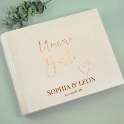 Edles Gästebuch zur Hochzeit mit glänzender Prägung personalisiert mit Namen und Datum in Cremeweiß