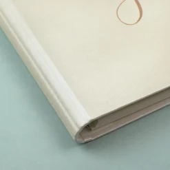 Edles Gästebuch zur Hochzeit mit glänzender Prägung personalisiert mit Namen und Datum in Cremeweiß