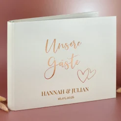 Edles Gästebuch zur Hochzeit mit glänzender Prägung personalisiert mit Namen und Datum in Cremeweiß