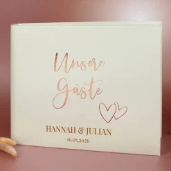 Edles Gästebuch zur Hochzeit mit glänzender Prägung personalisiert mit Namen und Datum in Cremeweiß