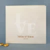 Edles Gästebuch zur Hochzeit personalisiert mit Namen und Datum in Cremeweiß | LOVE Erinnerungsbuch