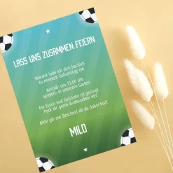 Einladungskarte im Fußballdesign mit Ihren Wunschtexten